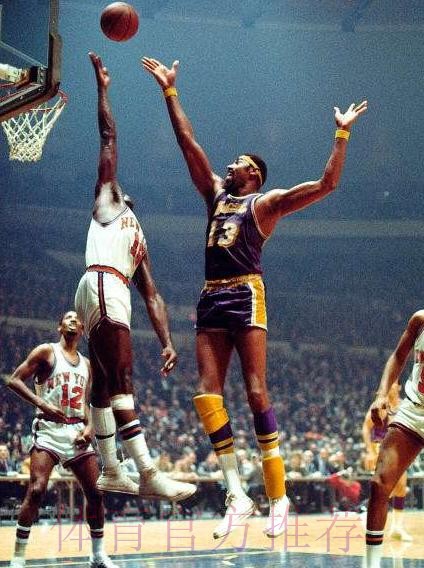 张伯伦的天赋有多恐怖？单手拎起施瓦辛格，身材碾压巅峰奥尼尔